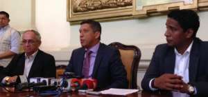 El gobernador del Guayas, Julio C&eacute;sar Qui&ntilde;&oacute;nez (c), inform&oacute; sobre los da&ntilde;os que dej&oacute; la detonaci&oacute;n del explosivo el s&aacute;bado anterior.