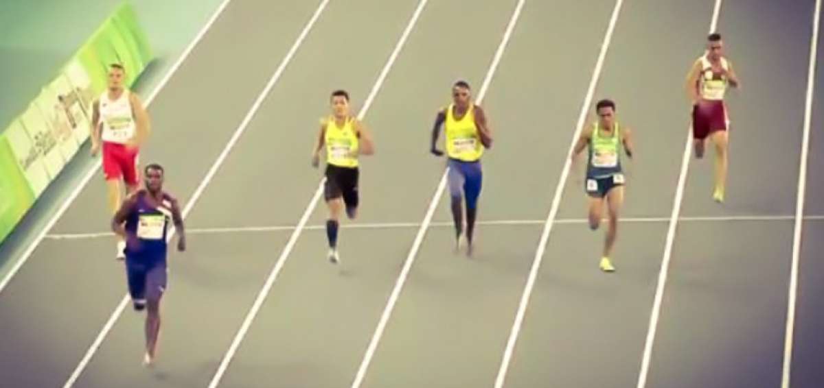 El ecuatoriano Dami&aacute;n Carcel&eacute;n (c) se clasific&oacute; a la final de los 400 metros planos.