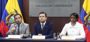 El subsecretario general de Acci&oacute;n Pol&iacute;tica, Iv&aacute;n Granda; el secretario particular del Presidente, Juan Sebasti&aacute;n Rold&aacute;n, y la directora de la Unidad de An&aacute;lisis Financiero (UAFE), Diana Salazar.
