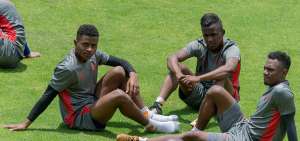 El lateral zurdo Diego Palacios (i), de Aucas, junto a sus compa&ntilde;eros tras la pr&aacute;ctica en el estadio del sur.