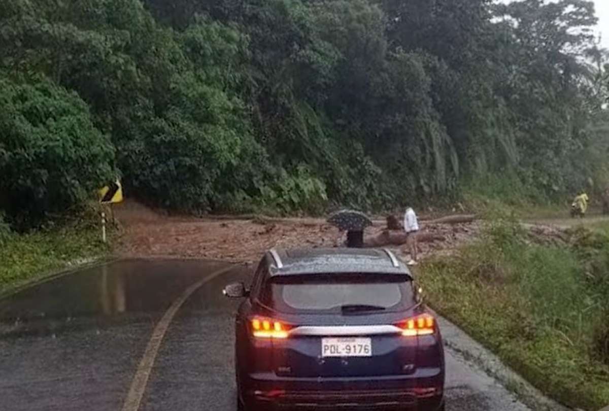 Deslizamiento de Tierra en la vía Baeza - El Reventador