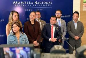  La Comisi&oacute;n de Fiscalizaci&oacute;n durante una rueda de prensa. 