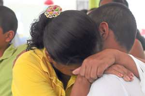 Una madre abraza a su hijo, quien fue internado en el Centro de Adolescentes Infractores de Guayaquil. Foto: Carina Acosta / El Tel&eacute;grafo