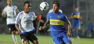 Byron Mina disputa el bal&oacute;n con Carlos T&eacute;vez de Boca. 