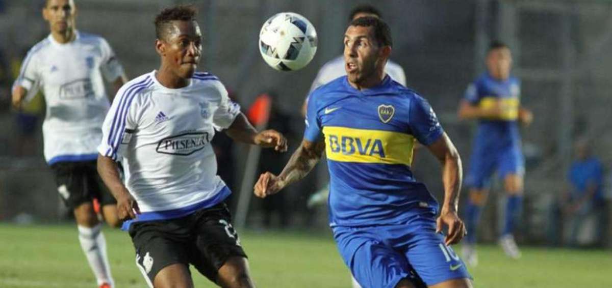 Byron Mina disputa el bal&oacute;n con Carlos T&eacute;vez de Boca. 