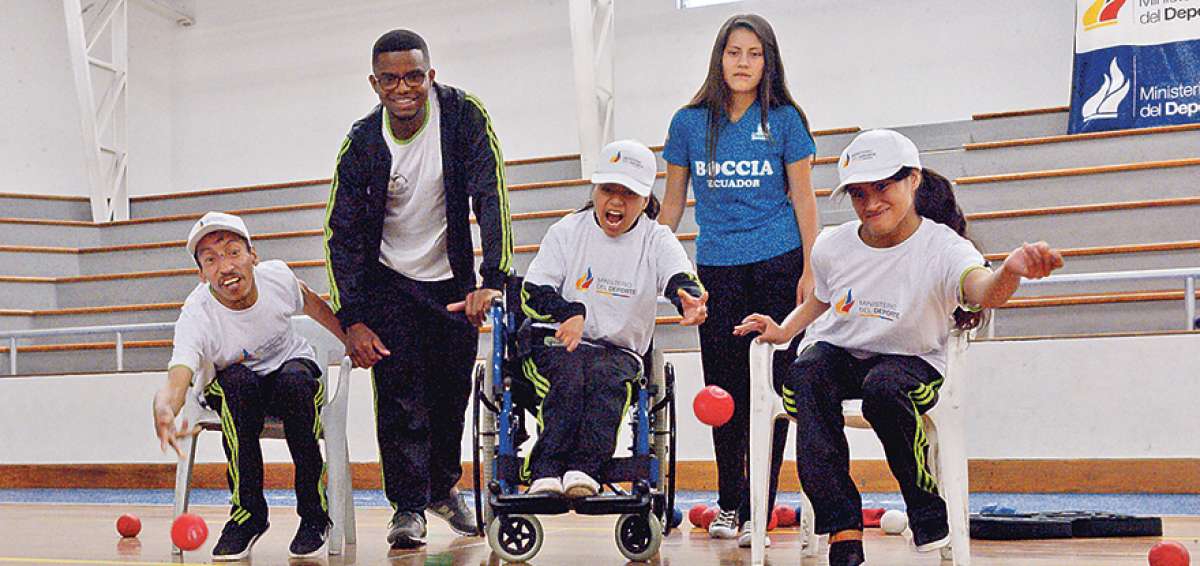 Jorge Delgado (i), John Vi&aacute;fara (DT), Dayana Columba y las hermanas G&eacute;nesis y Joselyn Le&oacute;n durante una pr&aacute;ctica. 