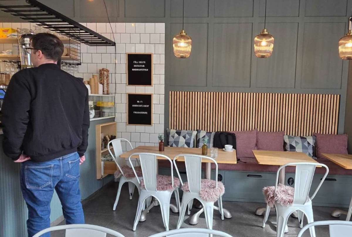 La cafeter&iacute;a utiliza inteligencia artificial para gestionar pedidos y operaciones diarias.