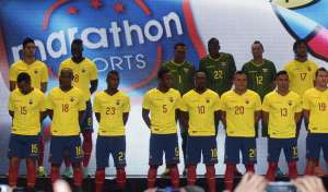 Jugadores de Ecuador posaron con la nueva camiseta de la Tri. Foto: &Aacute;lavaro P&eacute;rez / El Tel&eacute;grafo