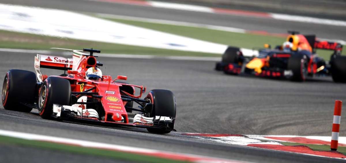 El piloto alem&aacute;n Sebastian Vettel conduce su Ferrari durante el Gran Premio de Bahr&eacute;in, disputado en el desierto de Sakhir. 