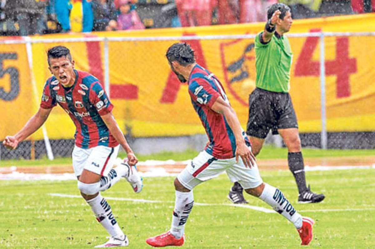 Richard Calder&oacute;n (izq.) festeja con euforia el segundo tanto de su cuenta personal, ayer en el partido contra Aucas en el Atahualpa. Foto: Fernando Sandoval / El Tel&eacute;grafo