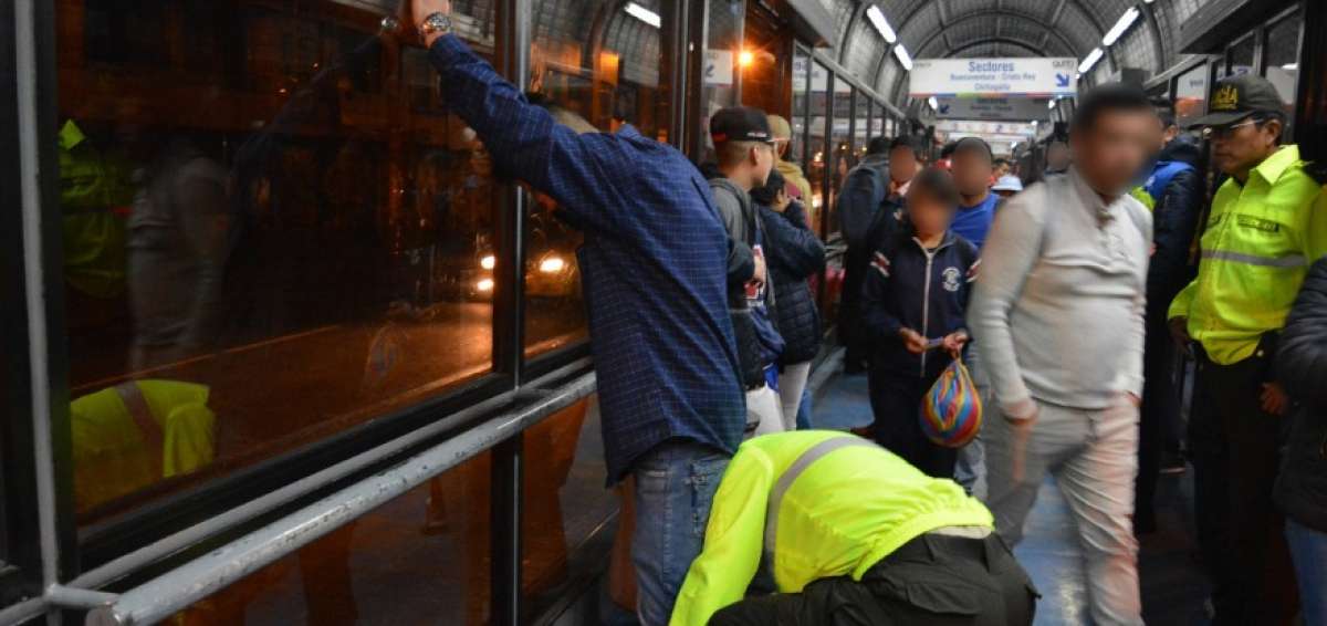 Inspecciones en los andenes, a cargo de los agentes policiales.