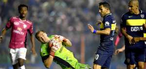 El arquero Librado Azcona fue figura en el equipo ecuatoriano. Su momento cumbre fue cuando se dio el lujo de atajarle un penal a Nicol&aacute;s Lodeiro, en la mitad del segundo tiempo. El paraguayo nacionalizado ecuatoriano ha sido clave en la campa&ntilde;a del cuadro &lsquo;negriazul&rsquo;.