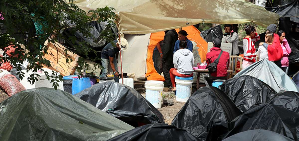 Un grupo de venezolanos arm&oacute; un campamento improvisado en las cercan&iacute;as de la terminal terrestre de Bogot&aacute;.