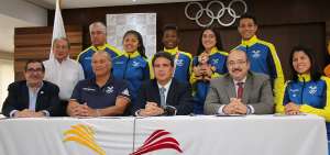 Augusto Mor&aacute;n (centro), presidente del COE, posa junto a otros dirigentes y a los deportistas ol&iacute;mpicos.