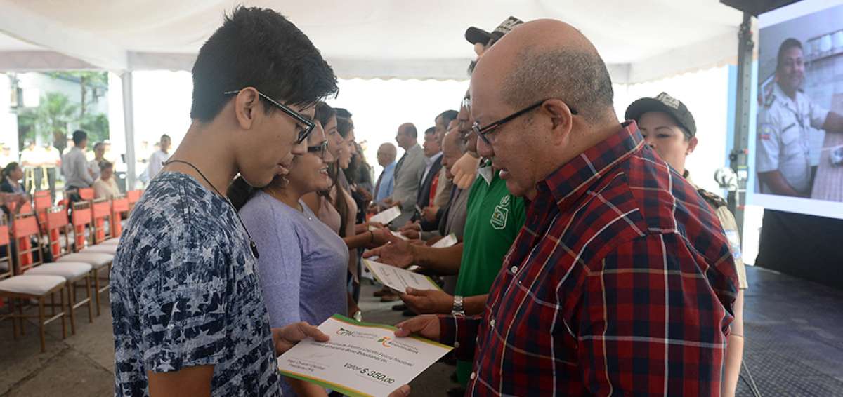 J&oacute;venes en edad universitaria tambi&eacute;n se beneficiaron de la entrega de un bono estudiantil de $ 350. 