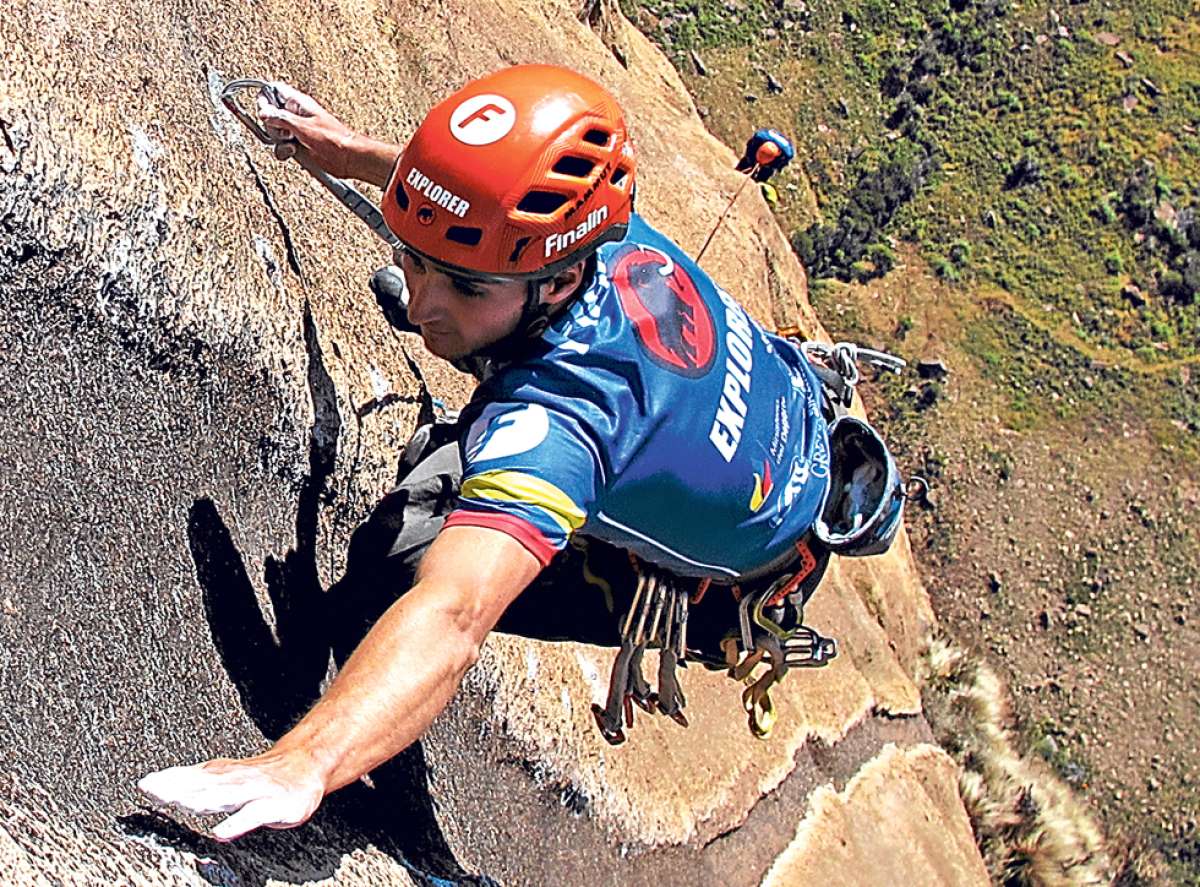 Roberto Morales en plena escalada a la cima del Tsaranoro, en Madagascar. Coloca los mosquetones, mientras abajo, Felipe Guarderas verifica la seguridad. Foto: cortes&iacute;a