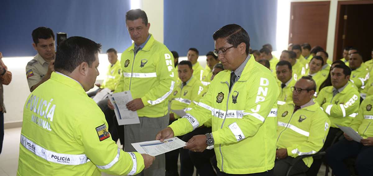 El coronel Galo Erazo (izq.), comandante de la PJ de la Zona 8, durante la entrega de los reconocimientos.