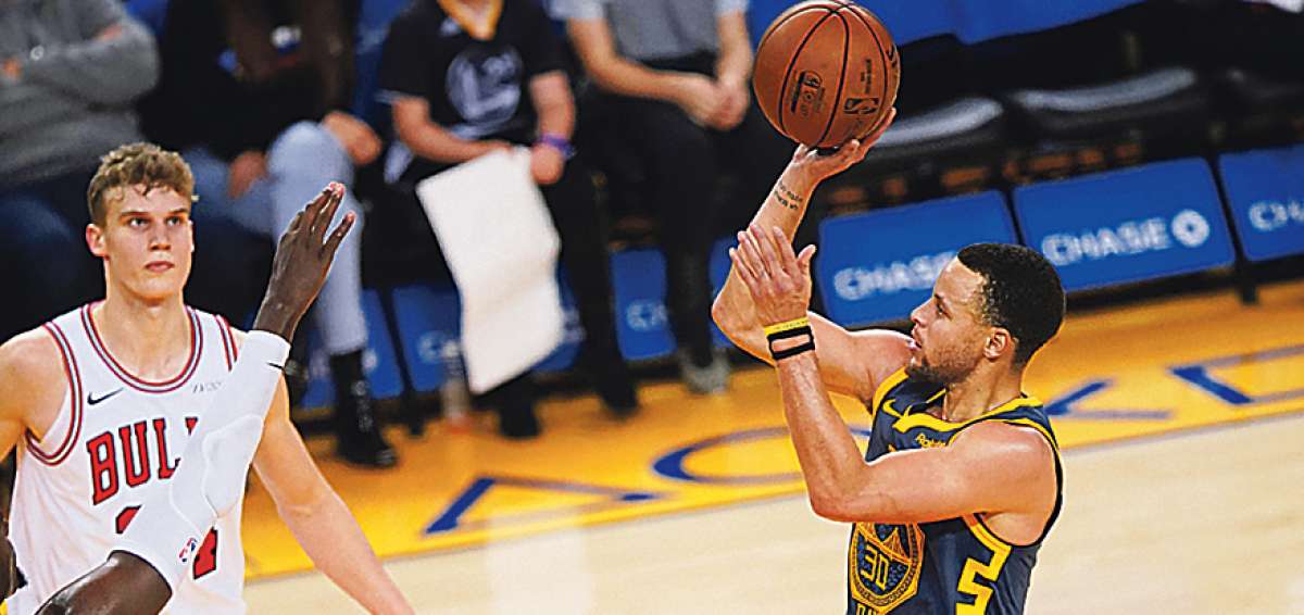El jugador de los Golden State Warriors, Stephen Curry, fue uno de los m&aacute;s destacados de la jornada para superar a los Mavericks de Dallas.
