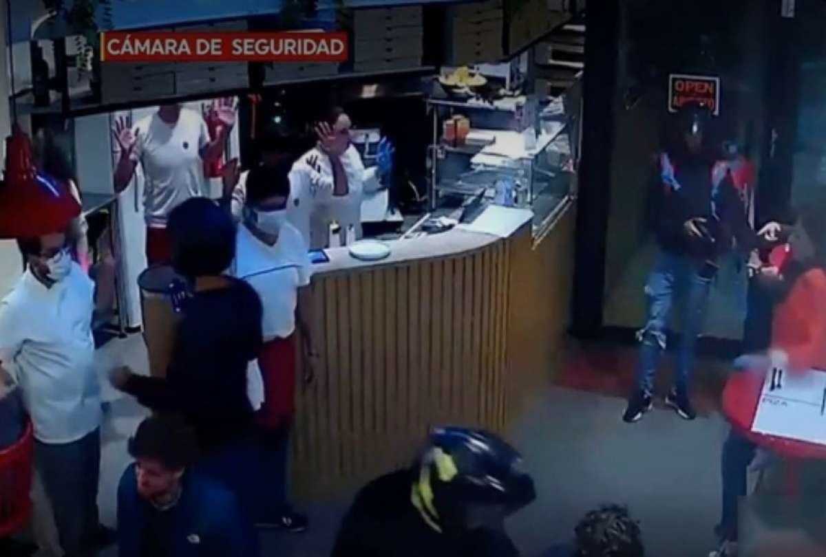 El 22 de febrero cinco asaltantes robaron sus pertenencias a un grupo de comensales de un restaurante.