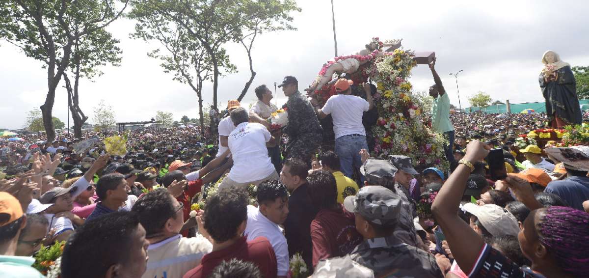 Cientos de fieles se congregaron en la procesi&oacute;n de Cristo del Consuelo