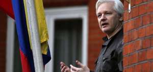 Gobierno de Ecuador suspende comunicaciones de Assange por violar acuerdo