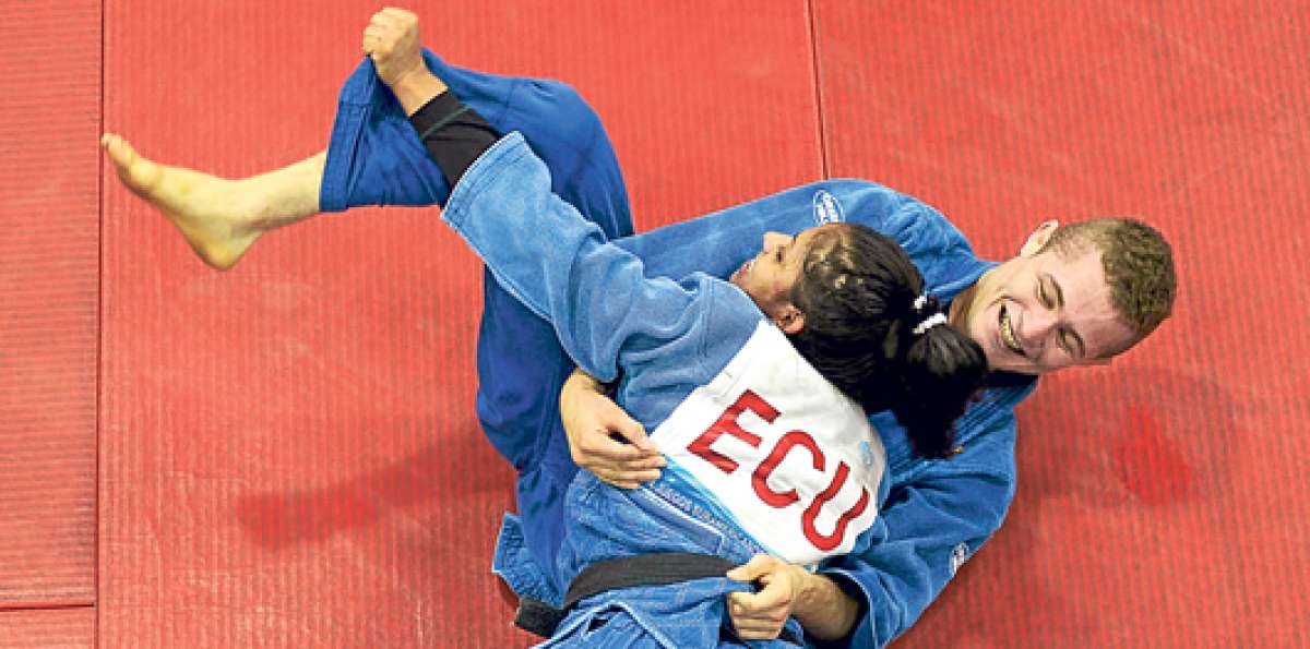 Len&iacute;n Preciado (abajo) tuvo su revancha. El judoca se impuso con 1 yuko y 1 ippon en la final. Aqu&iacute;, en un entrenamiento. Foto: Karly Torres / El Tel&eacute;grafo