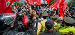 Los manifestantes trataron de bloquear la avenida 1 de Octubre. La Polic&iacute;a actu&oacute; para evitar la congesti&oacute;n.