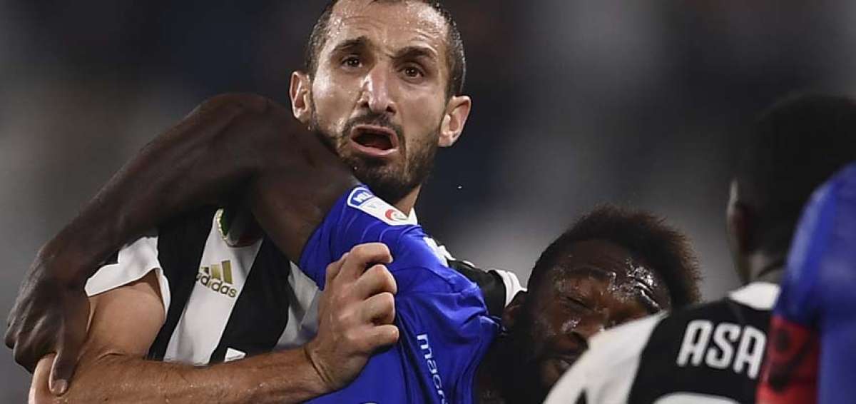 Giorgio Chiellini marca a Caicedo.