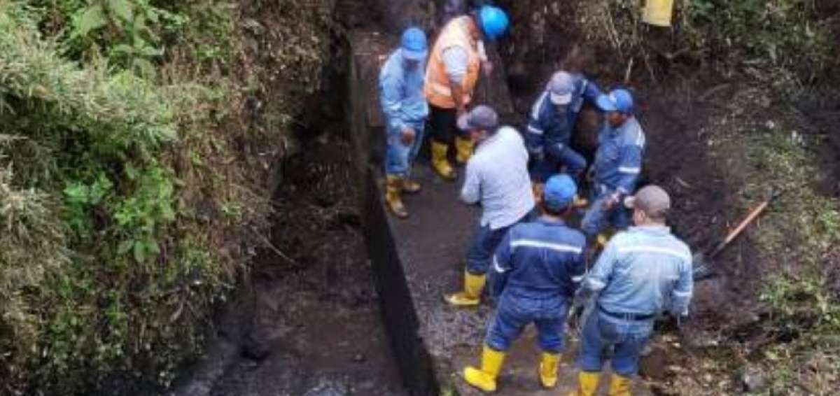 Labores de reparaci&oacute;n para normalizar el servicio en el sector.