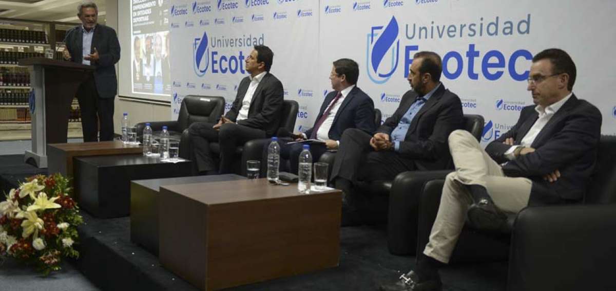 Mario Canessa (iz); Jos&eacute; Cevallos, Gino Cornejo (moderador), Nassib Neme y Michel Deller, durante el foro estudiantil.