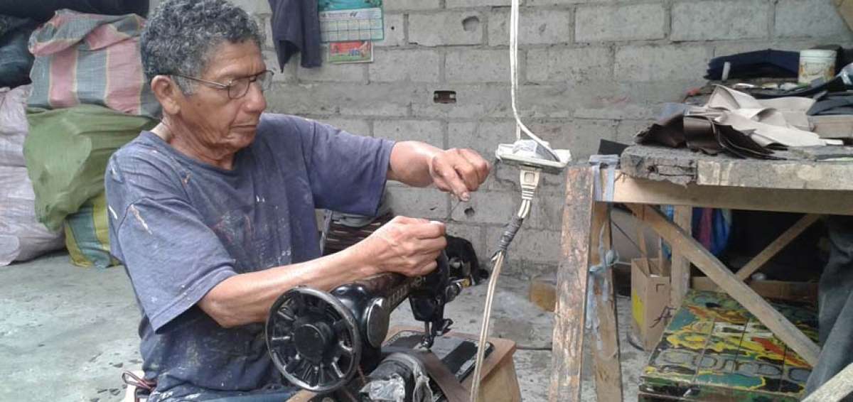 Pedro Batalla se dedica a la elaboraci&oacute;n de zapatillas. Los fines de semana recorre por el sur de Guayaquil ofreciendo lo que produce.