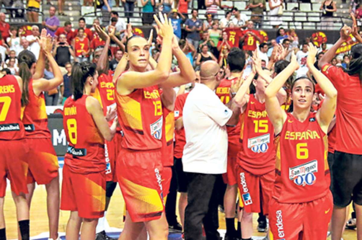 Las seleccionadas espa&ntilde;olas celebran el c&oacute;modo triunfo que lograron ayer en su primer partido del Mundial de Baloncesto que se disputa en Turqu&iacute;a. Foto: AFP.