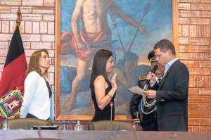 El alcalde Mauricio Rodas toma juramento a Daniela Chac&oacute;n, primera vicealcaldesa. Observa Anabel Hermosa, segunda vicealcaldesa. Foto: John Guevara.