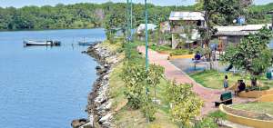 La construcci&oacute;n de parques lineales en la Isla Trinitaria, al sur, ayud&oacute; a reducir la cantidad de desechos s&oacute;lidos en el espejo de agua del brazo de mar. Foto: William Orellana / El Tel&eacute;grafo