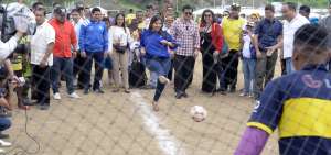 La vicepresidenta Mar&iacute;a Alejandra Vicu&ntilde;a fue la encargada de inaugurar el campeonato barrial con el primer &lsquo;chutazo&rsquo; de la ma&ntilde;ana deportiva.
