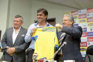 Carlos VIllac&iacute;s (i), Gustavo Quinteros (c) y Luis Chiriboga (d) muestran la camiseta del seleccionador nacional. Foto: Eduardo Escobar / El Tel&eacute;grafo