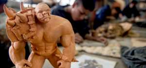 En el taller de cer&aacute;mica los chicos producen figuras para sus familias.