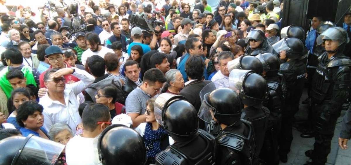 Polic&iacute;as dispersan a simpatizantes de CREO y PAIS