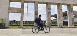 Las calles de Guayaquil se rigen con el toque de queda, sus habitantes solo salen ante la necesidad de comprar lo indispensable.