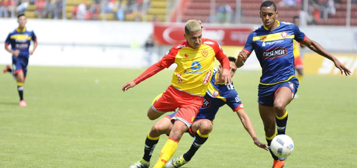El delantero de Aucas, Juan Carlos Villacr&eacute;s (izq.) no pudo anotar contra El Nacional, en el partido disputado el domingo pasado en Quito.