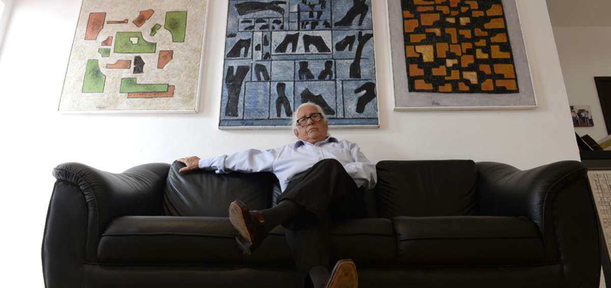 De 86 a&ntilde;os, Enrique T&aacute;bara ha expuesto en galer&iacute;as de Estados Unidos, Francia, Portugal, Suiza o Espa&ntilde;a.
