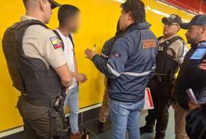 Personal de la AMC multó a dos personas por beber licor dentro de las unidades del metro.