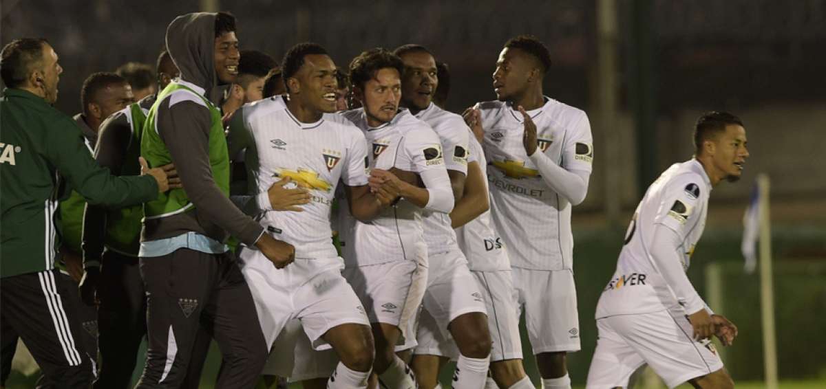 Jugadores de Liga celebran uno de los tantos que consiguieron en el partido contra Defensor, el martes pasado, en Montevideo.