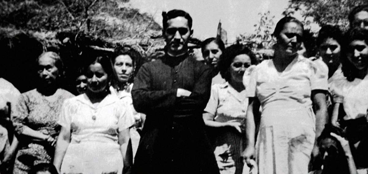 El Cielo Abierto es la historia de monse&ntilde;or &Oacute;scar Arnulfo Romero, la voz de los sin voz en El Salvador, el cura revolucionario que fue asesinado en 1980.  