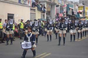 Las bandas de gala o de paz de diversos establecimientos educativos de la &lsquo;sultana de los Andes&rsquo; deleitaron a miles de espectadores con sus marchas ayer a lo largo de la calle Veloz. Foto: Elizabeth Maggi│El Tel&eacute;grafo