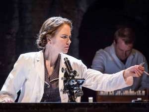 En la fotograf&iacute;a, Nicole Kidman en una escena de la obra teatral "Photograph 51", donde da vida  a la cient&iacute;fica que descubri&oacute; la estructura del ADN. Foto internet