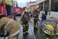 Cuerpo de Bomberos de Guayaquil controlaron un incendio en una bodega de material de reciclaje