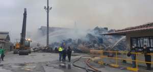 Bomberos trabajan en Dur&aacute;n hasta sofocar la &uacute;ltima llama