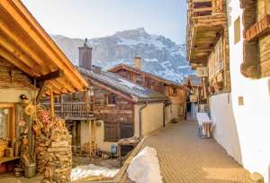 Albinen, una aldea de los Alpes en Suiza, ofrece incentivos económicos para frenar la despoblación y atraer a familias jóvenes que revitalicen su economía.