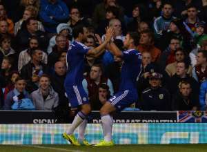 Cesc F&aacute;bregas y Branislav Ivanovic celebran el tercer gol del Chelsea ante el Burnley. Foto: AFP